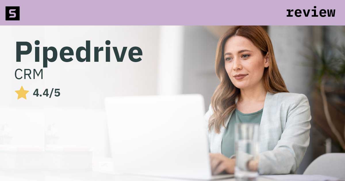 Smiling businessman next to 4 stars and pointing at Pipedrive logo.